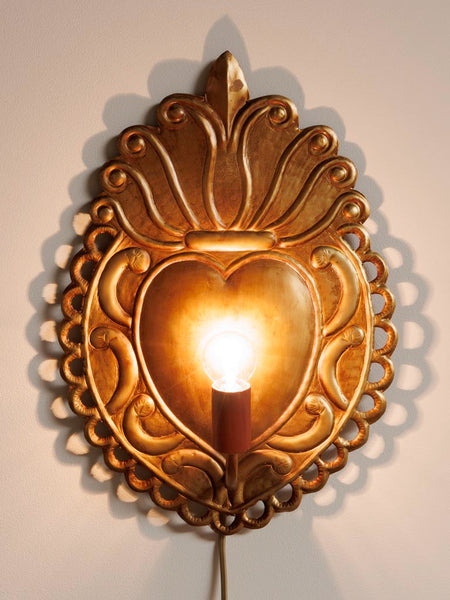 aplique decorativo corazón sagrado barroco con bombilla vista encendida