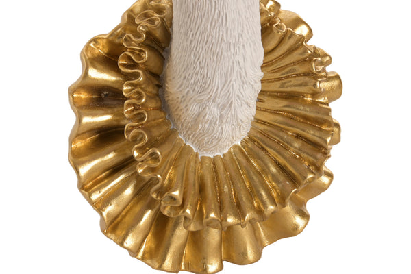 Detalle del cuello dorado con volantes de la figura decorativa de avestruz.