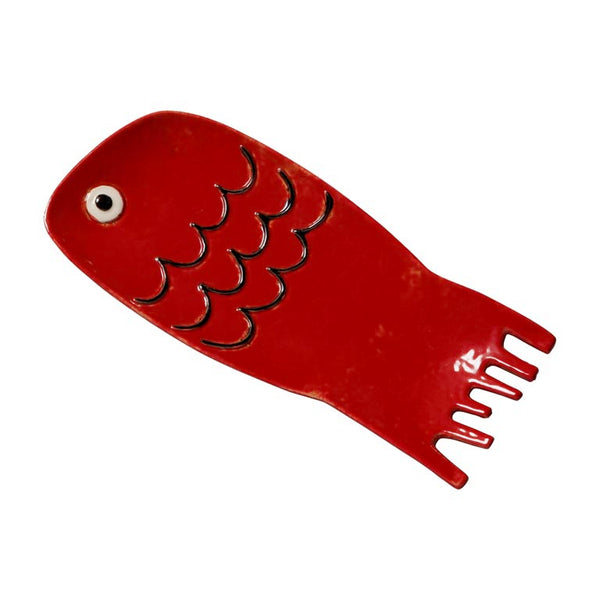 Plato de cerámica rojo con forma de pez
