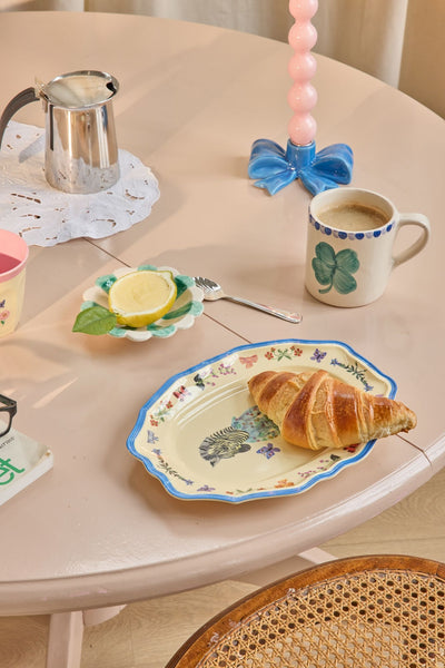 bandejita-de-melamina-zebra-en-uso-en-mesa-de-desayuno-estilo-vintage-brocantia.jpg