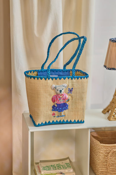 Bolsa artesanal de rafia con detalles azules y koala ilustrado, diseño exclusivo Nathalie Lété - Brocantia