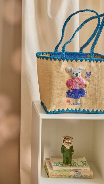 Bolsa artesanal de rafia con detalles azules y koala ilustrado, diseño exclusivo Nathalie Lété - Brocantia