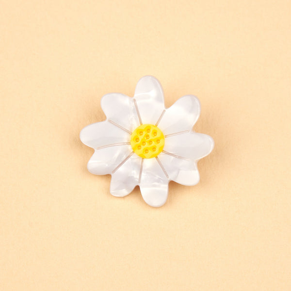 Broche margarita sobre fondo beige
