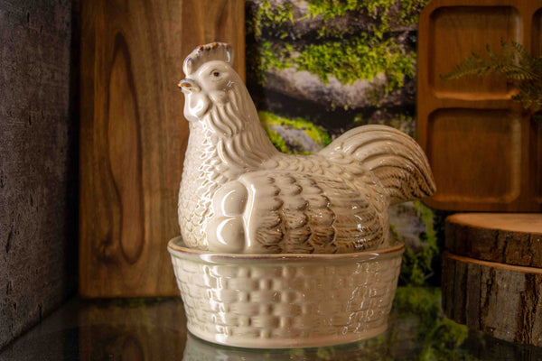 Caja gallina cerámica en ambiente rústico de cocina – decoración Brocantia
