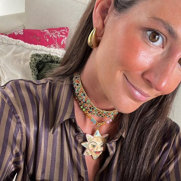 Mujer luciendo choker siciliano multicolor