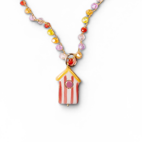 Collar artesanal inspirado en las casetas de playa de Gijón con colgante de cerámica rosa y cuentas Swarovski.