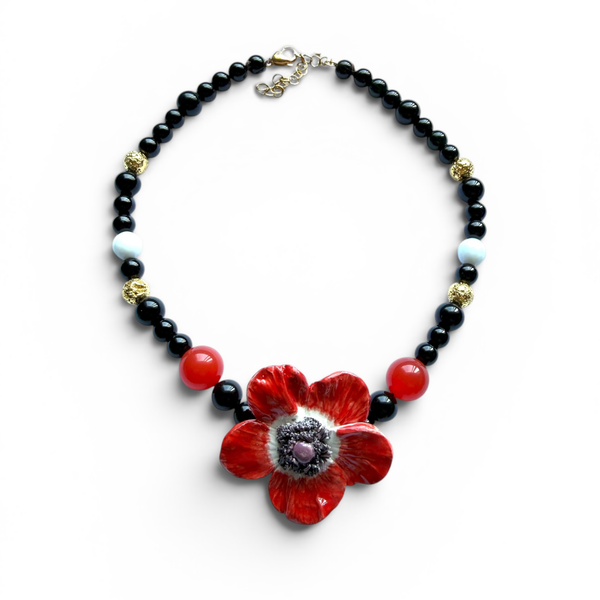 Collar de anémona roja hecho artesanalmente en Italia con cerámica y cuentas Swarovski.