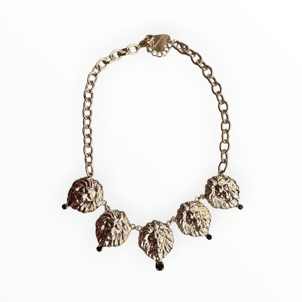 Collar artesanal italiano con leones en bronce bañado en oro y cristales Swarovski negros.