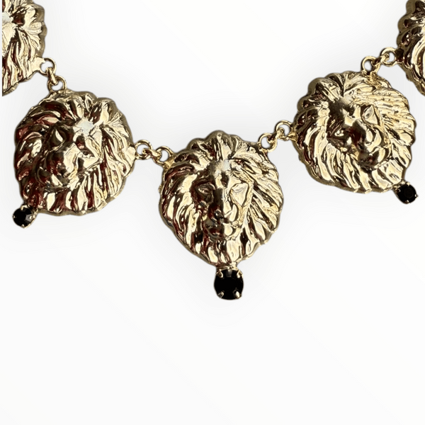 Detalle de collar de leones dorados hecho a mano en Italia con acabado artesanal.
