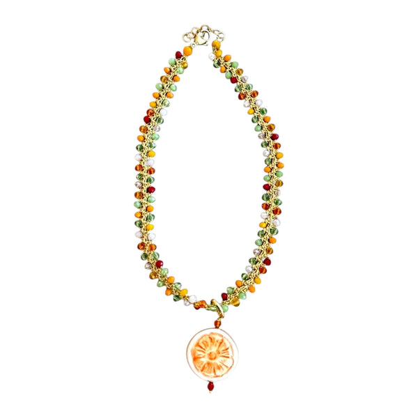 Collar corto de bisutería siciliana con colgante de cerámica de naranja y cuentas de colores – diseño artesanal.