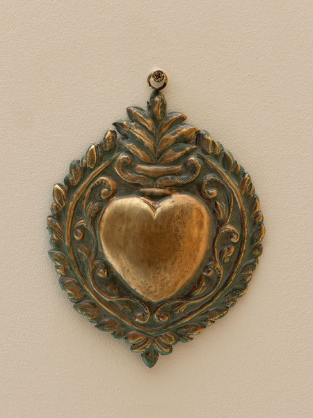 Exvoto metálico decorativo con corazón central y acabado vintage