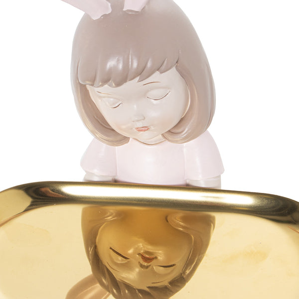 Estatueta de uma menina a segurar uma bandeja de valet