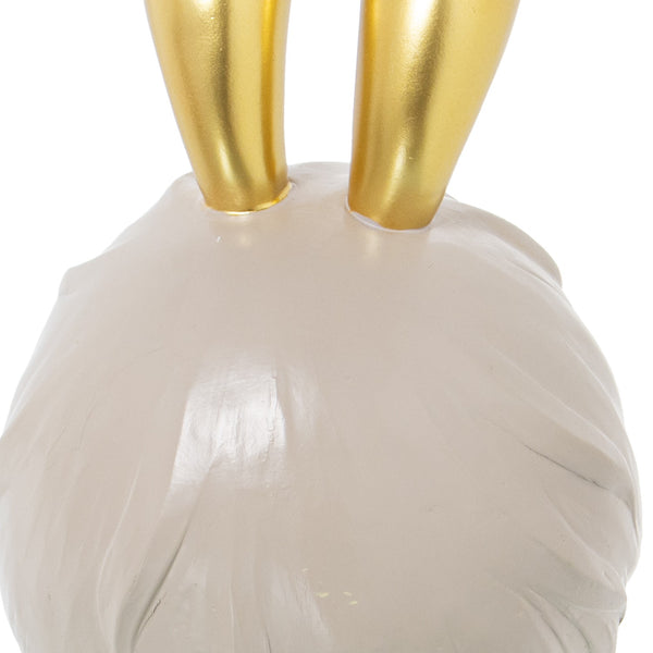 Estatueta dourada de menina chiclete