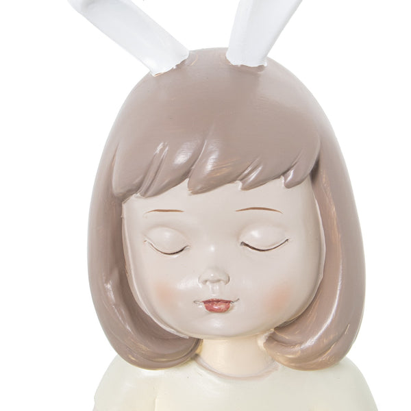 Detalle figura niña con orejas de conejo decoración