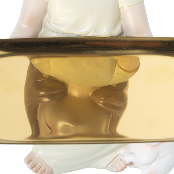 Parte trasera figura niña decorativa con lazo y bandeja dorada