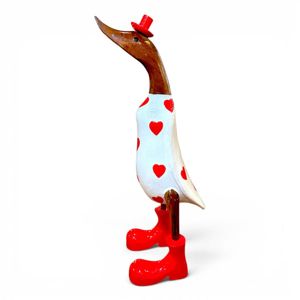 Pato decorativo de madera de teca reciclada con vestido de corazones, sombrero rojo y botas rojas.