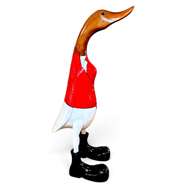 Figura Pato Jinete de madera de teca reciclada con chaqueta roja, pantalones blancos y botas negras, elaborada artesanalmente en Indonesia.