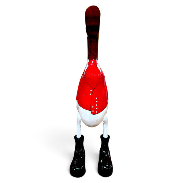 Vista posterior de la figura decorativa Pato Jinete de madera de teca reciclada, con chaqueta roja y botas negras.