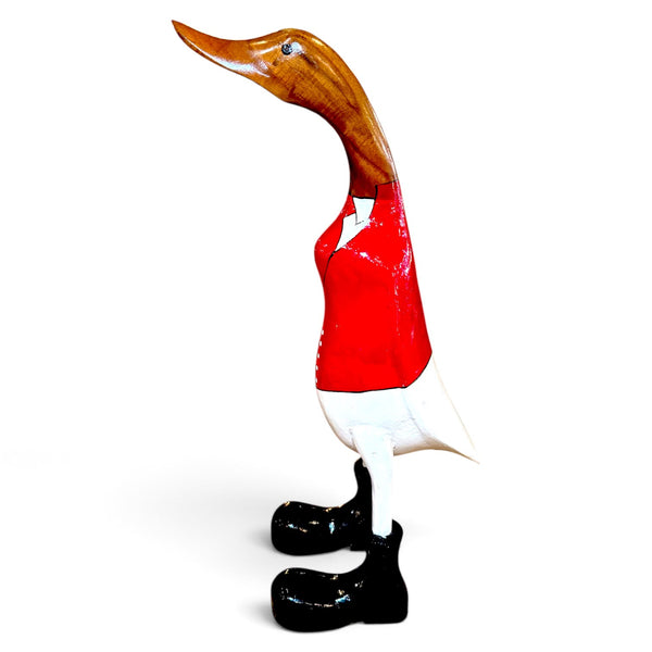 Vista lateral de pato decorativo artesanal de madera de teca reciclada vestido de jinete con chaqueta roja, pantalones blancos y botas negras.
