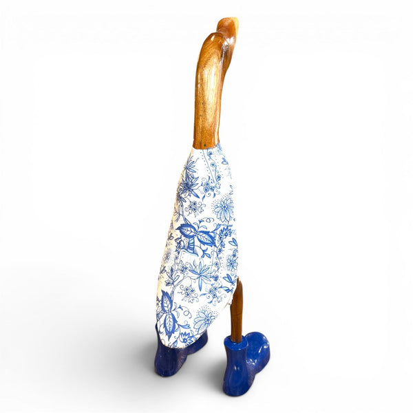 Figura de pato de madera reciclada con botas azules Indonesia