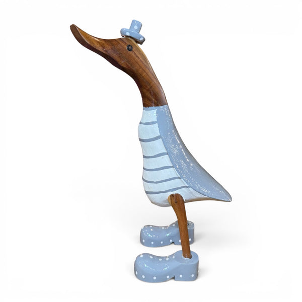Pato decorativo artesanal de madera de teca reciclada con jersey gris, sombrero y botas.
