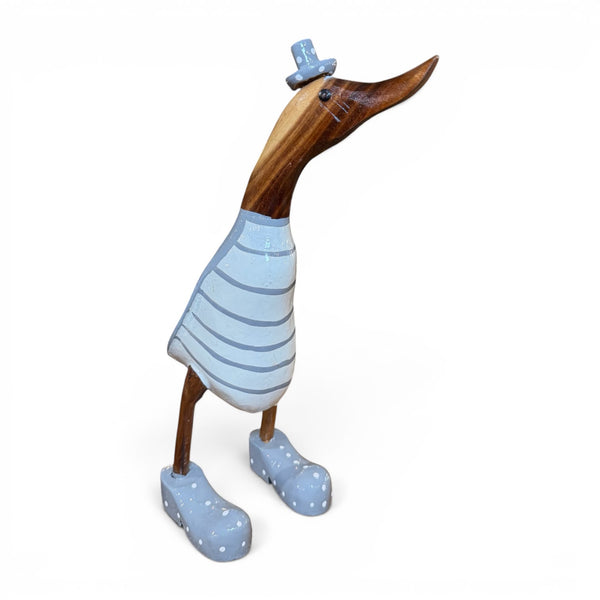 Figura de pato de madera de teca reciclada hecha a mano en Indonesia.
