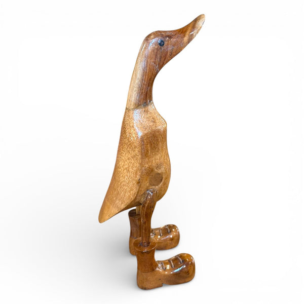 Figura de pato con botas hecha a mano en madera de teca