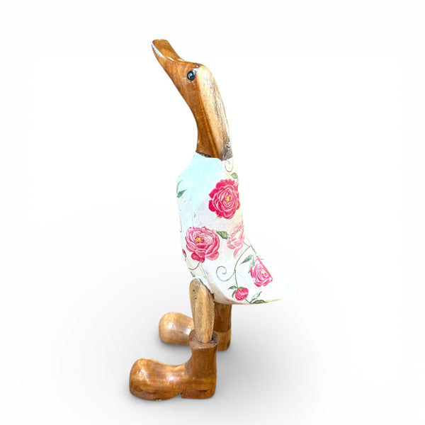Pato artesanal con cuerpo floral y botas de madera