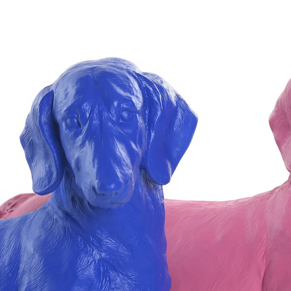 Detalle de figura decorativa de perro salchicha azul de diseño moderno.