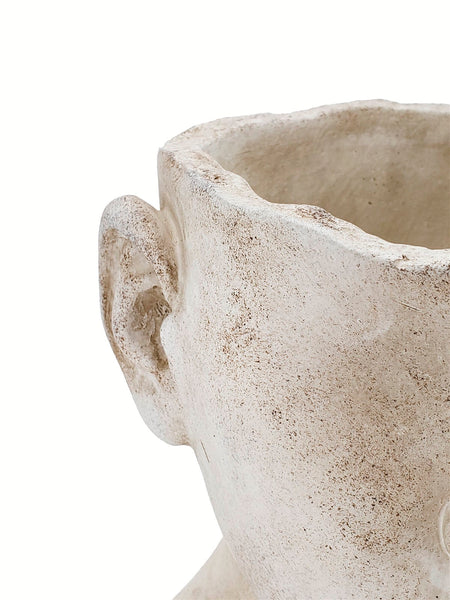 Vaso em forma de busto feminino, feito em cimento.