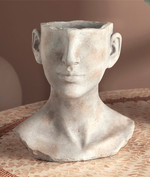 Vaso em forma de busto feminino, feito em cimento.