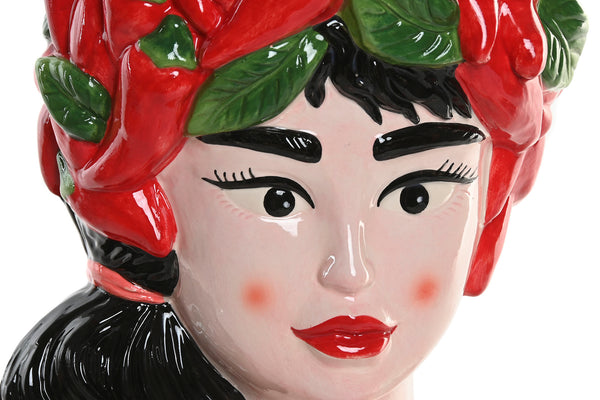 Detalle del rostro del jarrón de cerámica con diseño femenino y tocado de chiles.