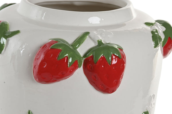 Detalle de dos fresas rojas con hojas verdes en relieve sobre cerámica blanca brillante.