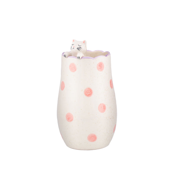 Jarrón de porcelana con gatito blanco y lunares rosas sobre fondo blanco.