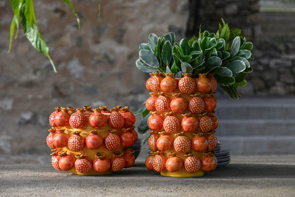 Jarrón con granadas decorativas y acabado brillante