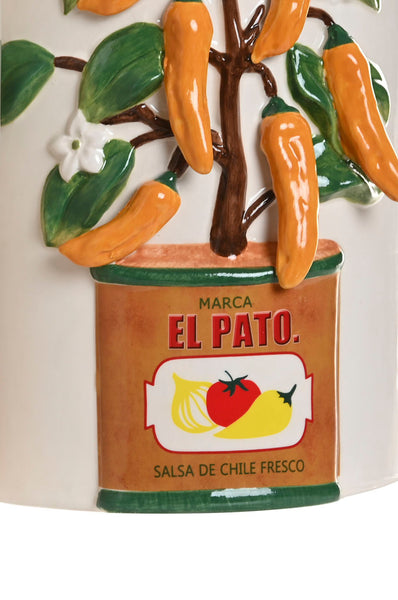 Detalle del jarrón decorativo de cerámica con diseño tridimensional de chiles y lata El Pato.