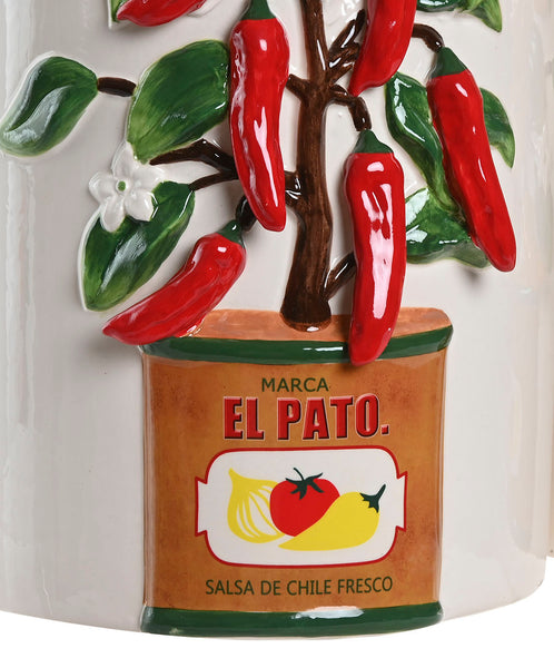Detalle del relieve de chiles rojos y lata El Pato en jarrón decorativo de cerámica.