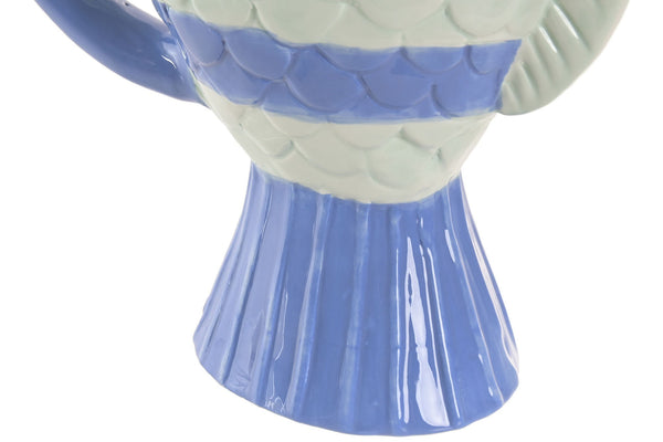 Detalle de la cola y las escamas en relieve del jarrón decorativo con forma de pez, en tonos azul lavanda y verde agua.