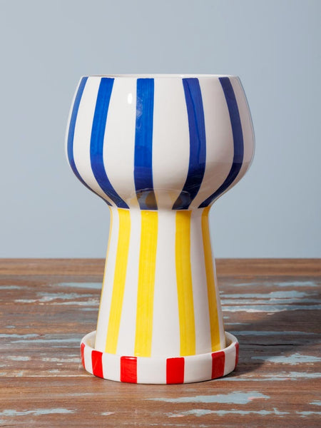 Jarrón decorativo pequeño de estilo mediterráneo sobre mesa rústica