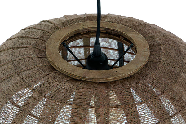 Detalle superior de lámpara colgante de algodón y estructura de ratán.