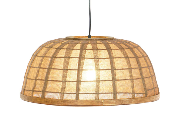 Lámpara colgante de algodón y ratán iluminada con luz cálida.