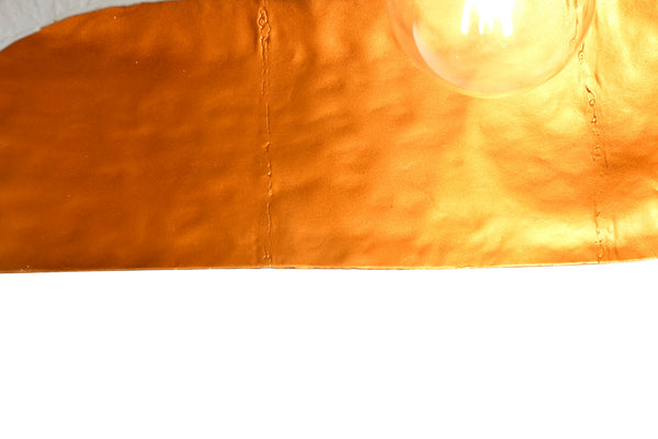 Candeeiro de teto branco com interior dourado