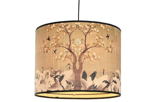 lámpara colgante de bambú y madera con diseño oriental de aves encendida