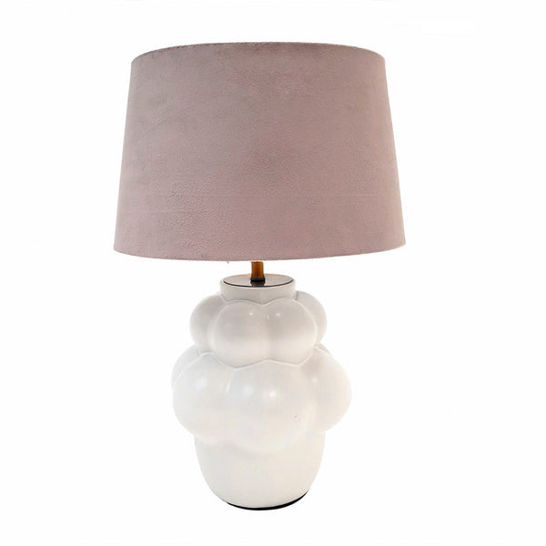 Candeeiro de mesa com formato branco e cúpula rosa.