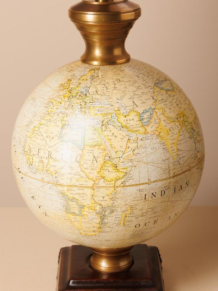 detalle globo terráqueo lámpara decorativa