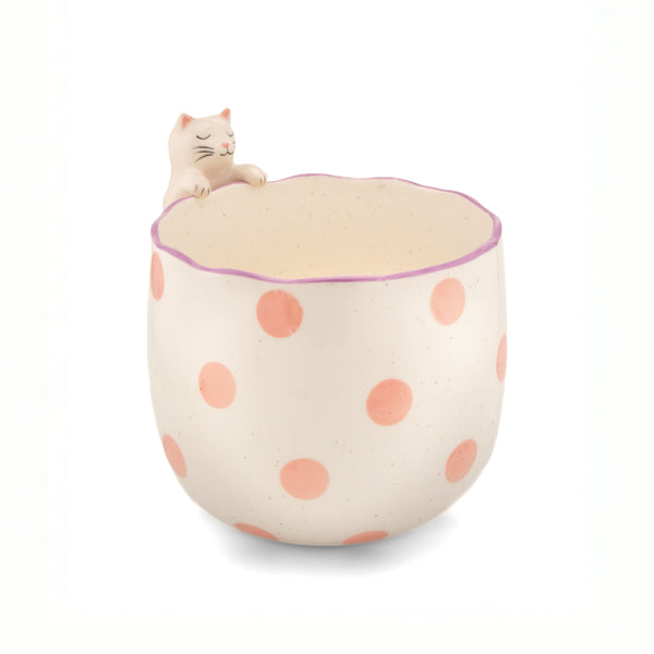 Macetero de porcelana con gatito blanco y lunares rosas sobre fondo blanco.
