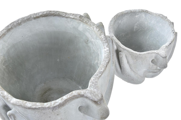 Vaso de flores com as mãos na cara