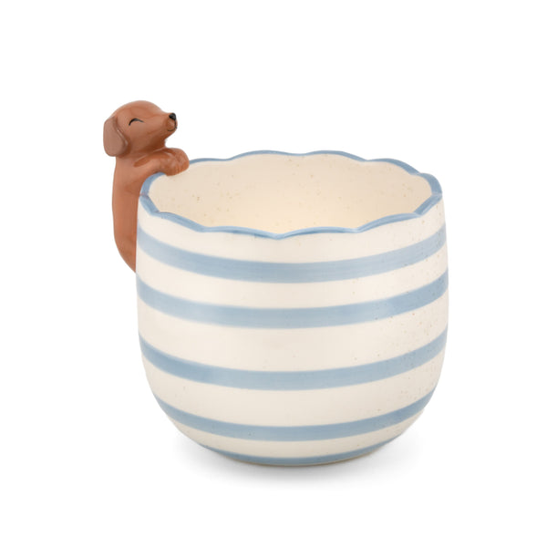 Macetero de porcelana con perro salchicha y rayas azules sobre fondo blanco.