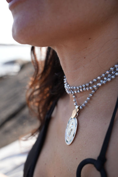Collar largo Virgen de Guadalupe con cuentas brillantes