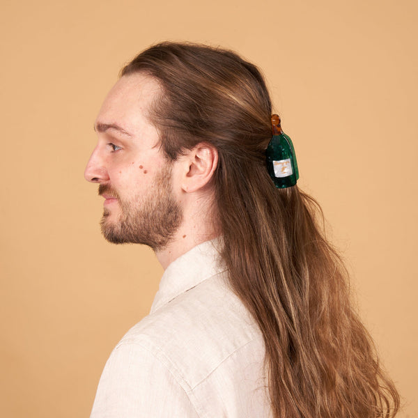 gancho de cabelo feito com garrafa de vinho